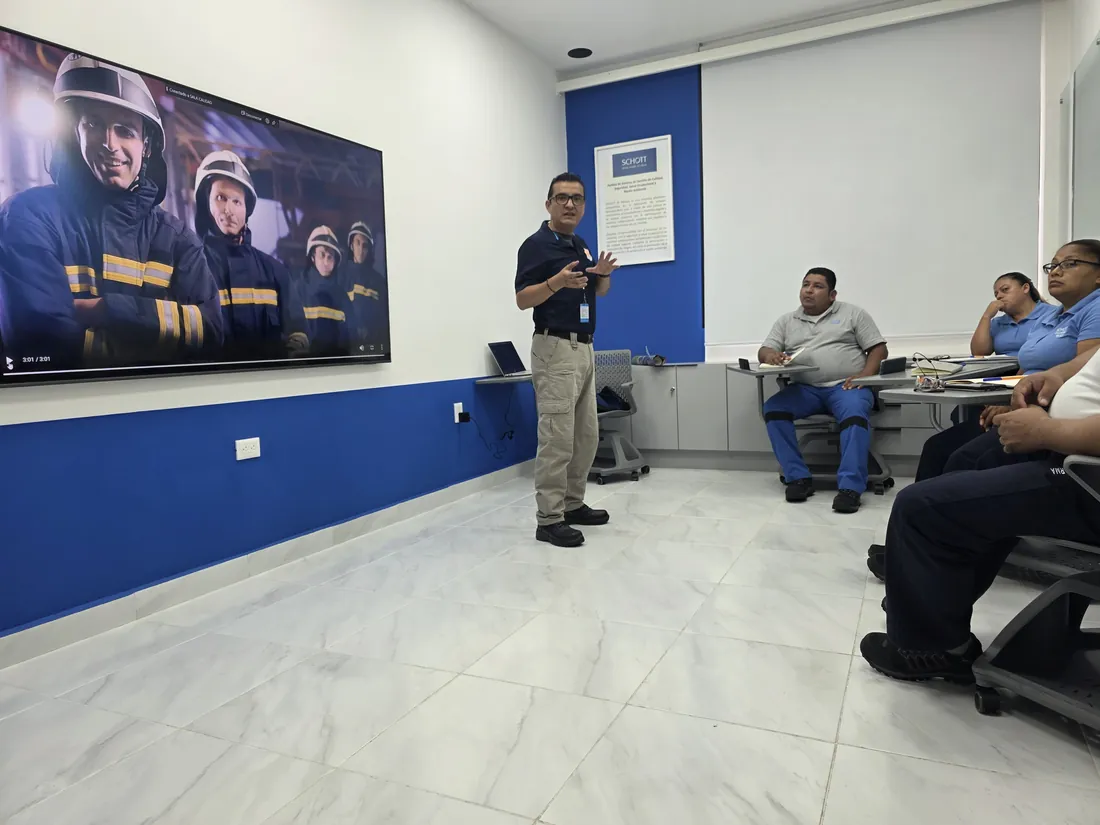 Instructor de Grupo ASPEC conduciendo una sesión de preparación en aula