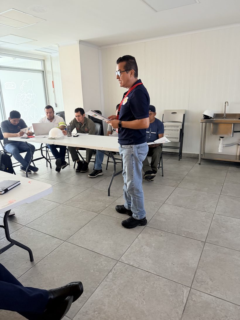 Instructor de Grupo ASPEC dirigiendo una sesión práctica en campo